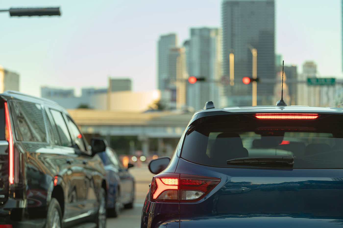 traffic-on-american-street-with-driving-cars-in-mi-2024-12-07-03-07-50-utc
